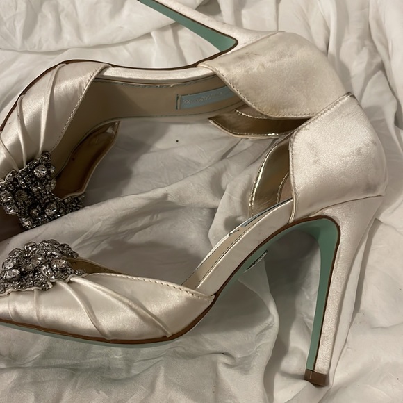 Blue by Betsey Johnson wedding satin heel 6.5 with jeweled bow GOWN - Picture 4 of 7